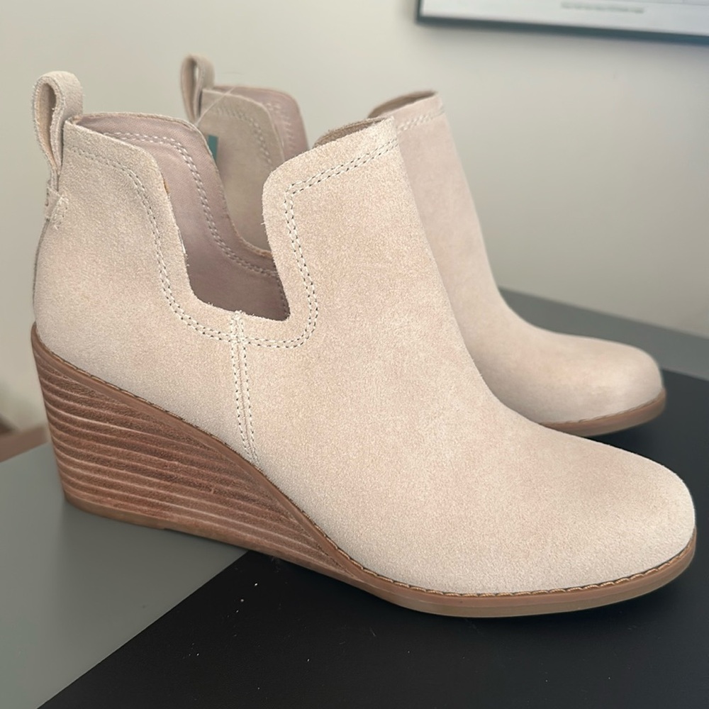 TOMS Kallie Wedges Beige Suede Boot